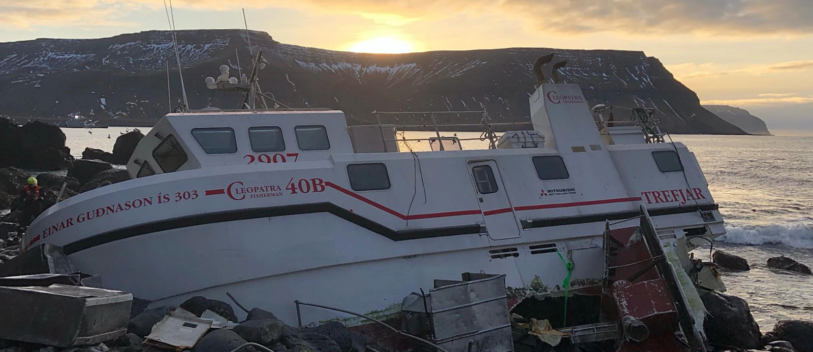 Einar Guðnason ÍS 303 á strandstað í Galtarfjörunni