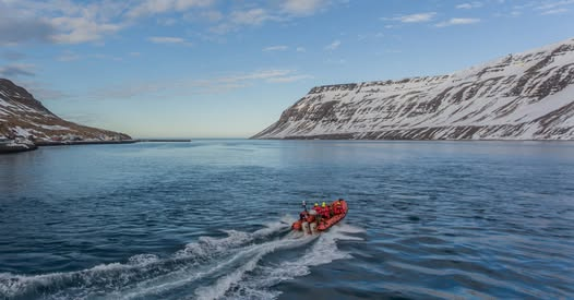 Sigga Ljósa, bátur Björgunarsveitarinnar Bjargar á Suðureyri, á siglingu í Súgandafirði